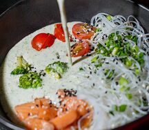 Сливочный кокосовый суп с лососем и овощами