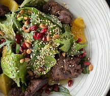 Салат с куриной глазированной печенью