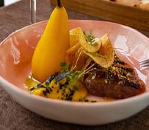 Утиная грудка с пряной грушей