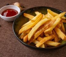 Картофель фри с кетчупом