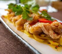 Хрустящая курица со свежим манго