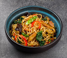 Жаренная лапша рамен с курицей