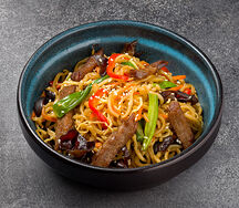 Жареная лапша рамен с говядиной