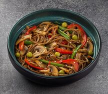 Жареная лапша рамен с овощами