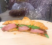 Круассан с ростбифом и вялеными томатами