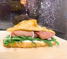 Круассан с пармой и рукколой