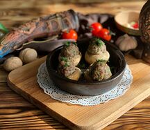 Шапки из шампиньонов с мясным фаршем, жаренные на кеци
