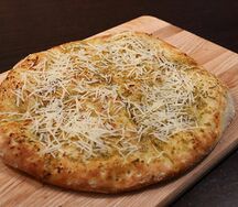 Лепешка с песто и пармезаном