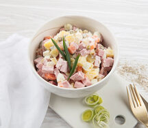 Салат Оливье с колбасой