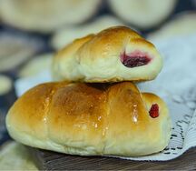 Печеный пирожок с вишней
