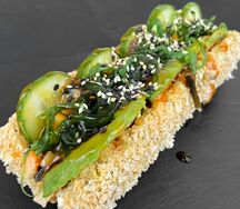 Суши-дог с лососем и чукой