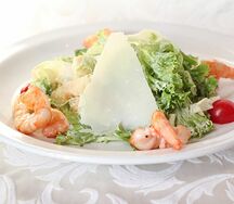 Салат Цезарь с креветками