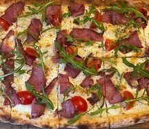 Римская пицца с пастрами и руколой