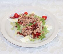 Салат с фасолью и тунцом