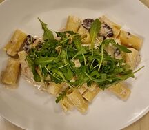 Ригатони с отварной телятиной и соусом из тунца