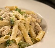 Пенне с куриным филе и брокколи