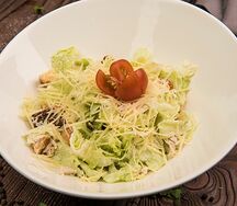 Салат Цезарь с курицей