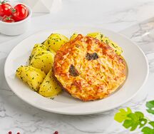 Ватрушка мясная под сыром с гарниром