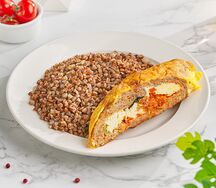 Рулет мясной с овощами и гарниром