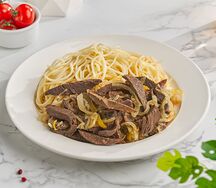 Тушеное сердце с луком и гарниром