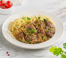 Печень куриная с луком и гарниром