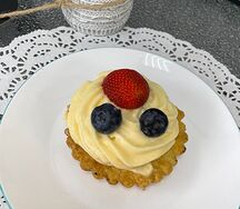 Корзинка с кремом и ягодой