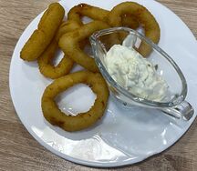 Кольца кальмара в панировке с соусом тартар