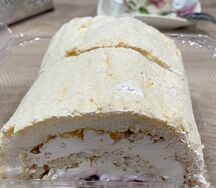 Рулет меренговый с малиной