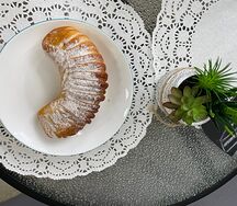 Рогалик с абрикосовым джемом