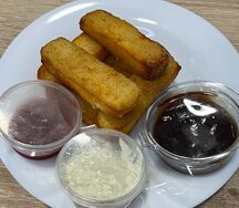 Сырные палочки с брусничным соусом