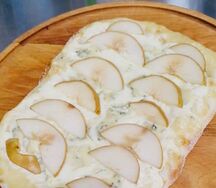 Римская пицца с грушей и голубым сыром