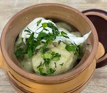 Пельмени отварные со сметаной