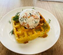 Вафля с сёмгой и творожным сыром