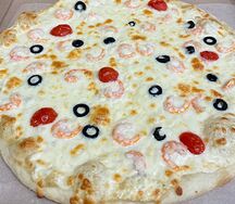 Пицца с креветками в сливочном соусе