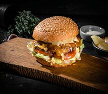 Бургер с ананасом и растительным мясом