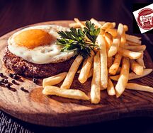 Бифштекс с яйцом