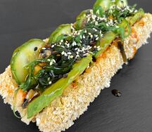 Суши дог с лососем и чукой