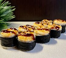 Лосось-креветки в нори, под спайси-соусом