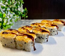 Запеченная Калифорния со снежным крабом в кунжуте