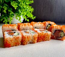 Нежный сливочный ролл с лососем в икре