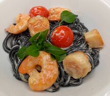 Спагетти Нери с гребешками и креветками