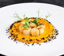 Гребешки гриль и шафрановый соус