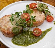 Гренки по-французски, подпеченные с пармезаном и песто