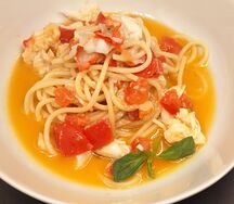 Спагетти с крабом и томатами 