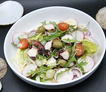 Средиземноморский салат с осьминогом