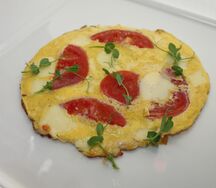 Омлет с сыром моцарелла и помидорами