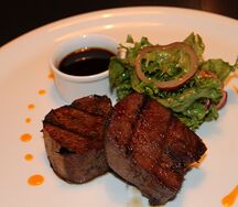 Стейк из языка на гриле в азиатском соусе