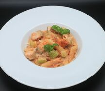 Пенне с лососем в томатно-сливочном соусе