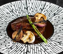 Стейк из мраморной вырезки с фуа-гра и шампиньонами из региона Бордо