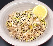 Жареный рис с овощами и креветками